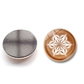 Calamita da frigo tonda 25mm in vetro cappuccino latte art decorativa con retro magnetico - Stile Latte Art Fiocco di Neve (XSWX7183-10)