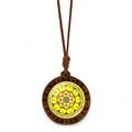 Détail du motif mandala sur pendentif en bois rond avec collier en corde tressée brune - Style Mandala Jaune (XSWX7241-11)