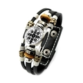 Macro-opname van de Sint-Benedictuspenning op gelaagde punkleren armband met drukknopen - Legering Ornament Stijl (XSWX7257-4)