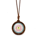 Détail macro du pendentif lotus mandala en bois avec caractères sanskrits et cordon brun - Style Sanskrit Lotus Rose (XSWX7244-6)