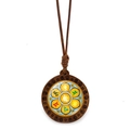 Détail du pendentif en bois mandala avec motifs de lotus et cordon tressé marron - Style Mantra Lotus Coloré (XSWX7244-5)