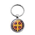 Detailansicht eines Benediktus-Medaillen-Schlüsselanhängers mit farbigem Kreuz-Design - Dreifarbig Kreuz Medaille Stil (XSWX7261-11)