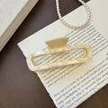 Makro-Detail der rechteckigen Haarklammer mit beigem Marmormuster aus Acetat - Beige