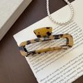 Eleganter Haarklammer aus Acetat in Schildpatt-Optik mit rechteckigem Hohlraum - Leopardenmuster