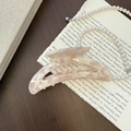 Dettaglio di pinza per capelli in acetato con motivo marmo rosa su libro d'epoca - Marmo Rosa (2#Rosa)