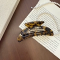 Dettaglio molletta per capelli in acetato con motivo tartarugato ambra su legno - Tartarugato Leopardo (3#Leopardo)