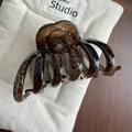 Macro shot of large leopard print hair claw clip on quilted fabric and wood surface - 3# Pumpkin Style (9cm)