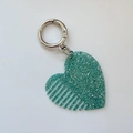Portachiavi a pettine a cuore in resina glitter verde acqua con anello in argento - Ciondolo Pettine Cuore / Ciano Scintillante