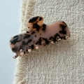 Pinza para el pelo con estampado de leopardo y carey en acetato brillante de calidad - Leopardo Claro