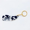 Détail du mini porte-clés peigne en acétate avec motif floral noir et blanc et anneau doré - Noir et Blanc
