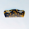 Detailansicht eines eleganten Haarkamms aus Acetat mit Schildpatt-Muster und Dekor - Leopardenmuster