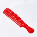 Detail der roten Marmorstruktur auf dem grobzinkigen Acetatkamm mit Griff - Rot