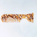 Détail d'un mini peigne en acétate avec motifs en écaille et silhouette d'ours - Light jaune