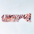 Détail d'un mini peigne en acétate à dents larges avec manche en forme d'ours et motif écaille - Marron