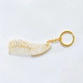 Mini porte-clés peigne en acétate marbré crème avec anneau métallique doré chic - Blanc Cassé
