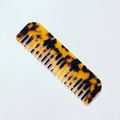 Detailed view of the wide-tooth cellulose acetate comb with amber tortoiseshell pattern - Leopard Print