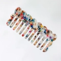 Dettaglio del pettine in acetato marmorizzato colorato a denti larghi con design ondulato - Arcobaleno
