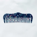 Détail d'un peigne en acétate à motif marbre antistatique avec des dents larges et lisses - Bleu marine