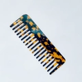Dettaglio del pettine in acetato con motivo tartarugato e denti lisci antistatici - Stampa leopardata