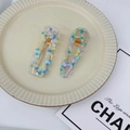 Nahaufnahme von bonbonfarbenen Acetat-Haarspangen mit Mosaik-Fragmenten in einer Schale - 2-Teiliges Set (Tropfen + Quadrat) / Blau Gelb Rosa Tropfen