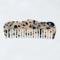 Dettaglio macro del motivo a tartaruga su questo pettine in acetato a denti larghi di qualità - Leopardo Chiaro