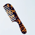 Elegant wide-tooth hair comb with classic tortoiseshell pattern and ergonomic handle - 3mm Acetate / Leopard Print