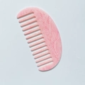 Detailansicht des rosa Marmormuster-Acetat-Kamms mit breiten Zinken und Halbmond-Design - Halbrund Rosa