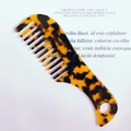 Detail des Mini-Kamms aus Celluloseacetat mit Schildpattmuster und Griffloch - Leopardenmuster