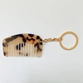 Detailweergave van de mini-acetaat kam sleutelhanger met klassieke schildpadtextuur - Gouden Sleutelhanger / Licht Luipaard - 5.3cm*3.1cm