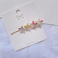 Détail de la barrette coréenne avec étoiles en acétate marbré et clip en métal doré - Arc-en-ciel