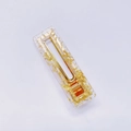 Detalle macro de pinza de acrílico para el pelo con láminas de oro y resorte metálico - Cuadrado Lámina de Oro