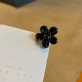 Mini pinza de pelo de flor negra estilo coreano con gema verde y acabado brillante pulido - Negro