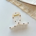 Pince à cheveux crème à pois avec design en spirale et ressort en métal doré chic - Style Croisé Blanc