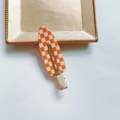 Fermaglio per capelli in acetato a scacchi arancione e bianco con base in metallo - Scacchiera Arancione