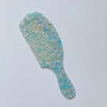 Macro-opname van acetaat haarkam met blauwe marmertextuur en gladde brede tanden - 3MM Acetaat / Cyaan