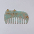 Detail of cute cat-shaped acetate hair comb with marble texture and gold accents - Acetate Thickness 2.5mm / Cyan