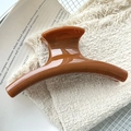 Große Haarklammer in glänzendem Bernsteinbraun für Damen auf weißem Hintergrund - 2# Gebogene Form (Ca. 14cm)