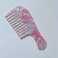 Detailansicht des Marmor-Acetat-Kamms mit breiten Zinken zum sanften Entwirren der Haare - 3MM Acetat / Rosa & Weiß