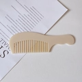 Peine de acetato en color beige crema con mango ergonómico para peinado diario - Crema
