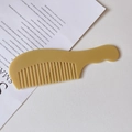 Elegante peine de acetato ámbar con dientes anchos y mango ondulado ergonómico - Amarillo Oscuro