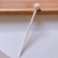 Elegante crème witte acetaat haarspeld met een ronde kraal detail in minimalistische stijl - Jade wit