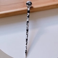 Minimalistische haarstick van acetaat met zwart-wit marmerpatroon en bolletje - Zwart Wit