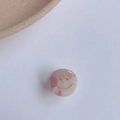 Dettaglio della clip per capelli in acetato marmorizzato rosa con un volto sorridente dorato - 2.2cm / Viola Bianco