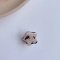 Pinza de pelo estrella con diseño carey beige y un detalle de carita sonriente - Leopardo Claro / 2.5cm
