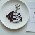 Portable acrylic sweater-shaped keychain mirror with camellia flower and pearls - Black Sweater Shape Mirror