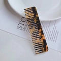 Mini peine de acetato con dientes anchos y patrón clásico de carey ámbar elegante - Estampado de leopardo