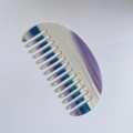 Peigne à dents larges demi-cercle en acétate avec texture nacrée dégradé violet et bleu - 12x5.9cm / Dégradé Bleu Violet