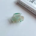 Detail der Mini-Haarklammer aus Acetat mit grünem Marmormuster und handgefertigtem Schriftzug - Cyan
