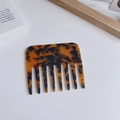 Elegant wide-tooth acetate hair comb with brown tortoiseshell pattern for wavy hair - 9.7cm*8.5cm / Leopard Print