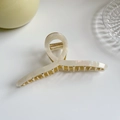 Dettaglio macro della molletta per capelli in acetato bianco perla con molla dorata - Croce Sirena 11,5cm